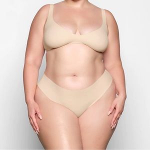 SKIMS // NAKED PLUNGE BRA // SAND // XS